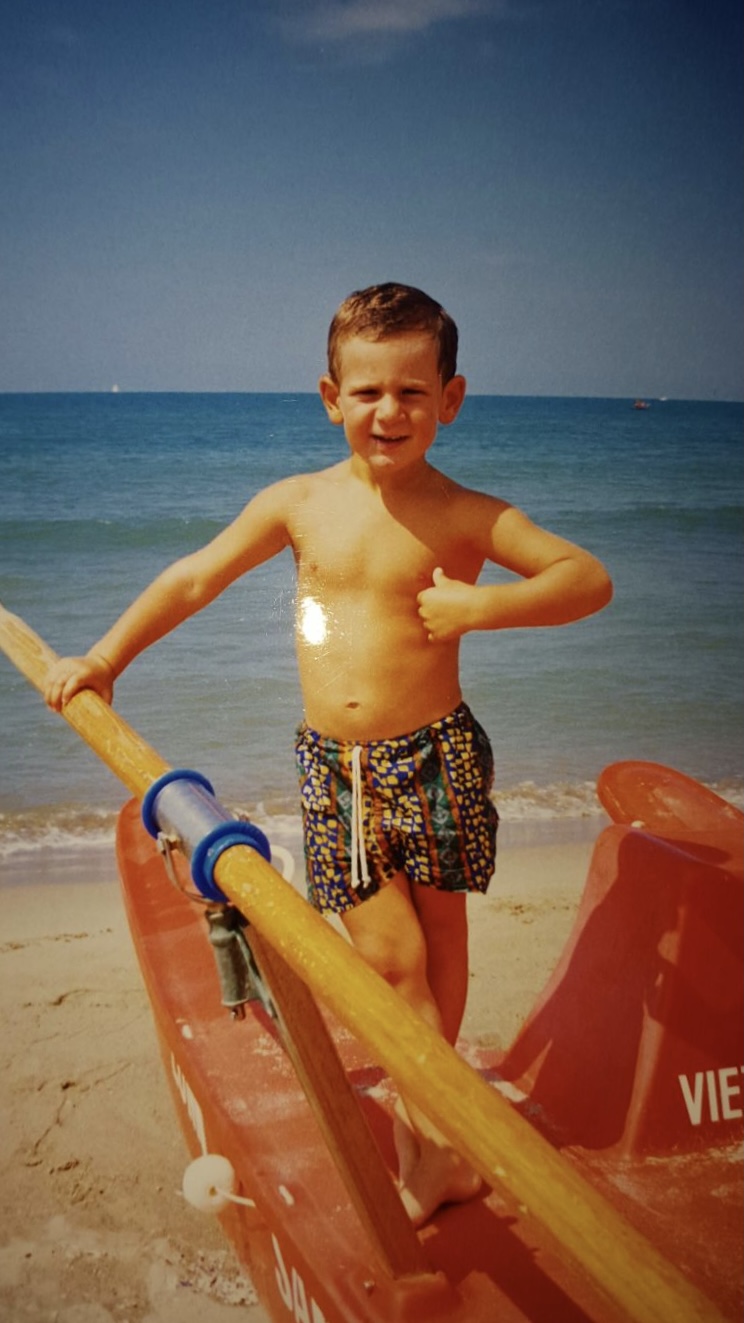 Federico as a child by the sea